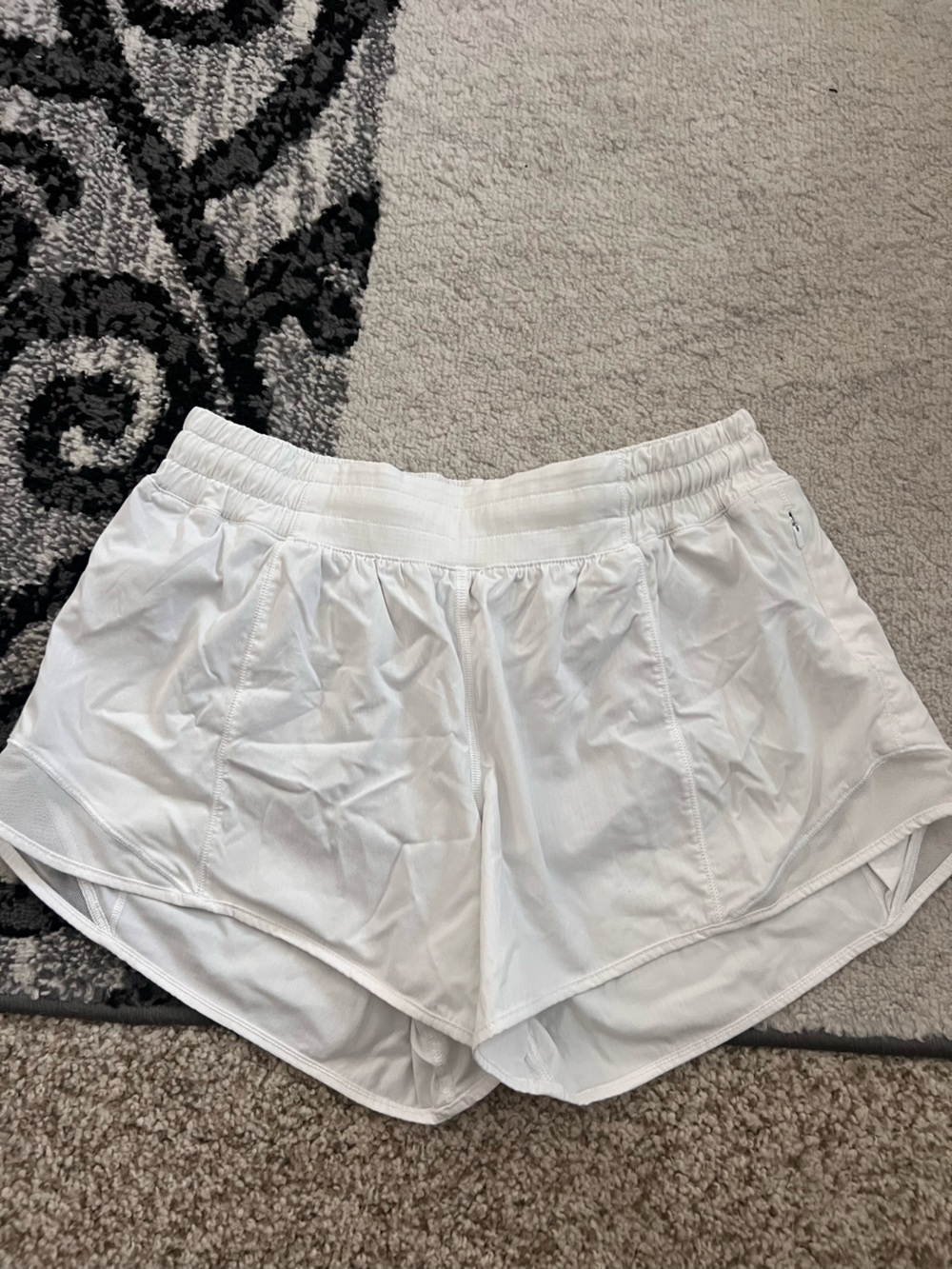 Lululemon Hotty Hot Mid Rise 4” Shorts White Women’s Size 8